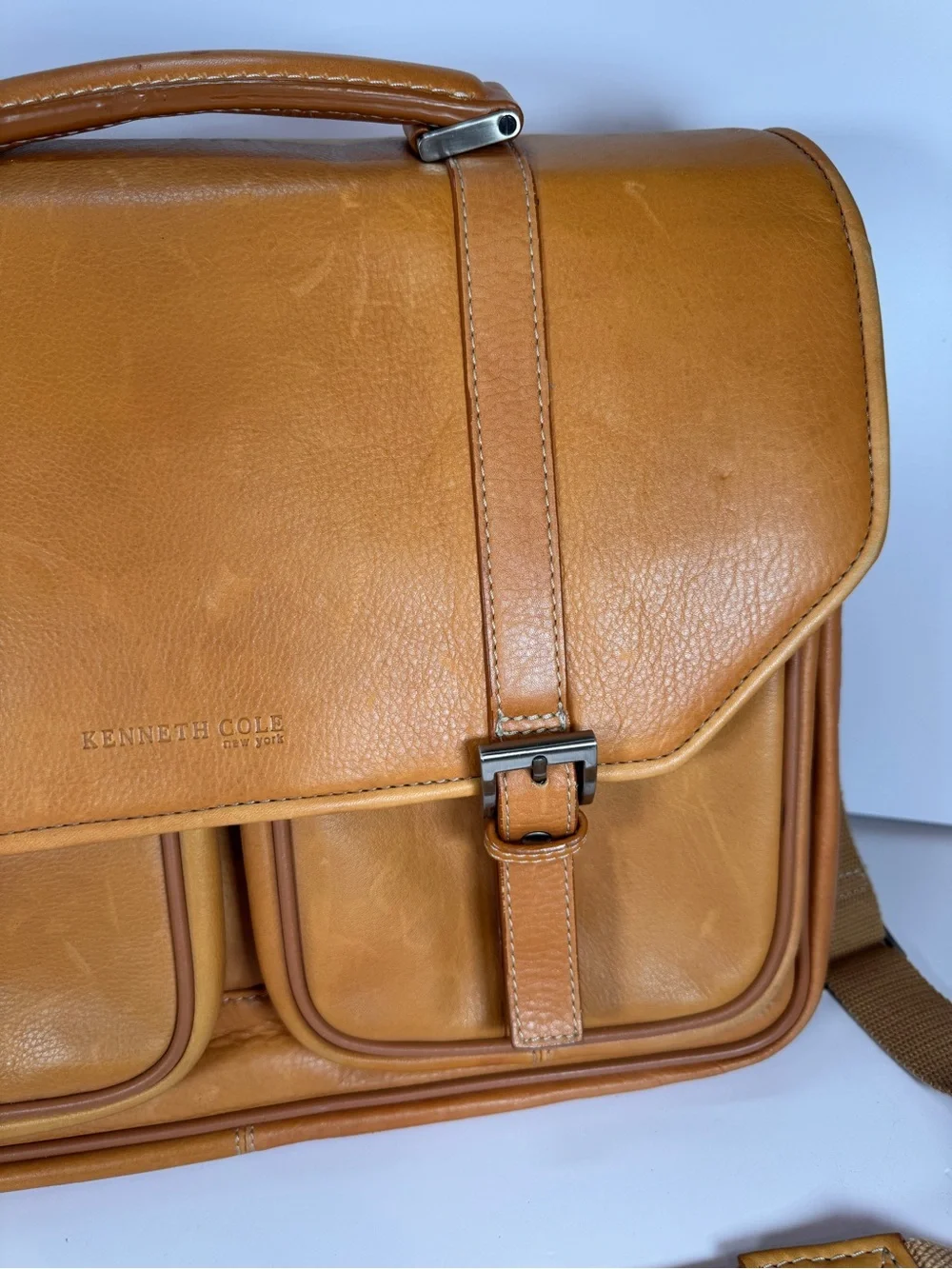 Great condition Kenneth Cole Colombian Leather Messenger Briefcase Portfolio Bag